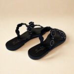 Sandália Rasteira Slide Preta com Tiras Cravejadas em Strass Prata e Grafite e Palmilha Macia Scarpan