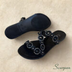 Sandália Rasteira Slide Preta com Tiras Cravejadas em Strass Prata e Grafite e Palmilha Macia Scarpan