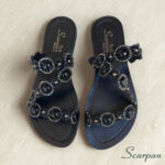 Sandália Rasteira Slide Preta com Tiras Cravejadas em Strass Prata e Grafite e Palmilha Macia Scarpan