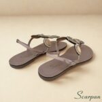 Sandália Rasteira de Dedo Marrom Marfim com Pedrarias e Detalhes Redondos em material natural com Fivela Scarpan