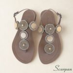 Sandália Rasteira de Dedo Marrom Marfim com Pedrarias e Detalhes Redondos em material natural com Fivela Scarpan