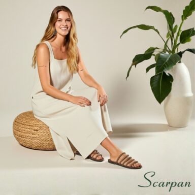 Sandália Rasteira Slide Slip On com Tiras de Pedraria e Strass Ouro e Rosê Scarpan. Use com vestidos ou shorts.