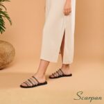 Sandália Rasteira Tiras Múltiplas com Strass Prata e Grafite sobre Base Preta Scarpan