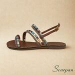 Sandália Rasteira Tiras Cruzadas Coloridas (Azul, Marrom, Branco) em Tecido e Pedras, Couro Caramelo e Fivela Scarpan