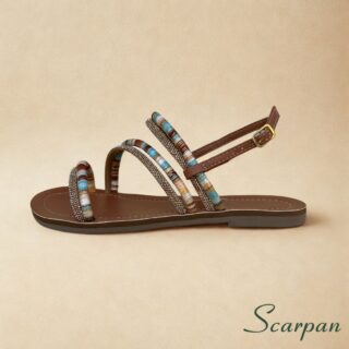 Sandália Rasteira Tiras Cruzadas Coloridas (Azul, Marrom, Branco) em Tecido e Pedras, Couro Caramelo e Fivela Scarpan
