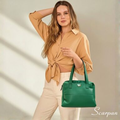 Bolsa feminina de couro legítimo com três divisórias na cor verde modelo Cibeli Scarpan. No corpo