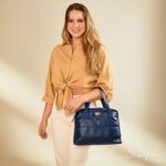 Bolsa de couro com divisórias Cibeli cor azul-marinho em couro legítimo com metais dourados.