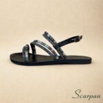 Sandália Rasteira Preta Tiras Cruzadas em Tecido Colorido (Azul, Marrom, Branco) com Pedras e Fivela Scarpan