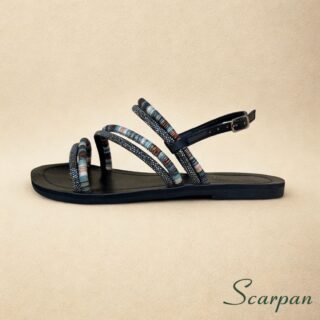 Sandália Rasteira Preta Tiras Cruzadas em Tecido Colorido (Azul, Marrom, Branco) com Pedras e Fivela Scarpan