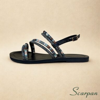 Sandália Rasteira Preta Tiras Cruzadas em Tecido Colorido (Azul, Marrom, Branco) com Pedras e Fivela Scarpan