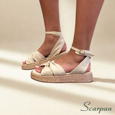 Sandália feminina flatform em couro legítimo cor off white com detalhe de nó.