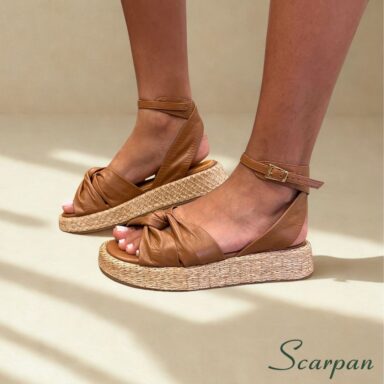 Sandália feminina flatform em couro legítimo caramelo com detalhe de nó e amarração no tornozelo.