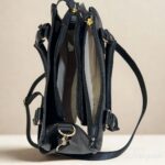 Parte interna da bolsa em couro Safira com repartições