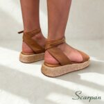 Sandália feminina flat em couro caramelo com fechamento em fivela