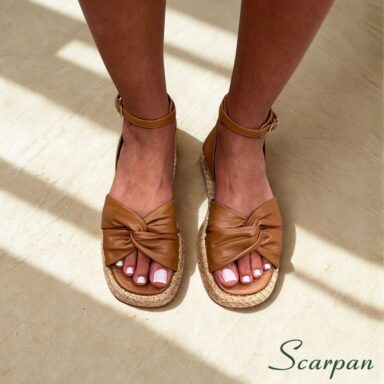 Sandália feminina flatform em couro legítimo caramelo com detalhe em nó.