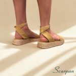 Sandália feminina nude em couro com fivela ajustável