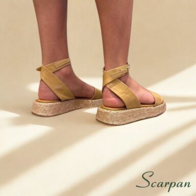 Sandália feminina nude em couro com fivela ajustável