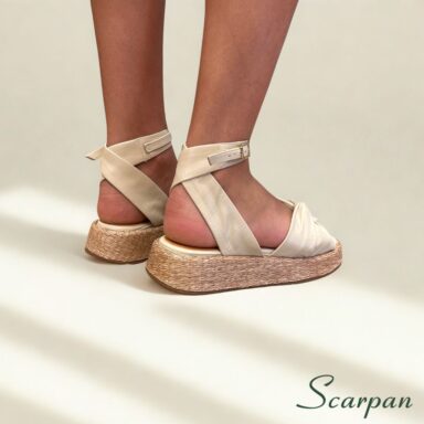 Detalhe do solado em palha da sandália flatform feminina em couro branca off white.