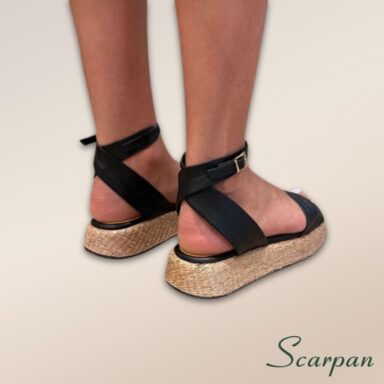 Sandália feminina preta confortável com fechamento em fivela