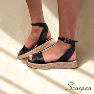 Sandália feminina flatform preta em couro legítimo vista lateral