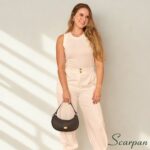 Bolsa Bella feminina em couro legítimo preta elegante com design moderno e compacto