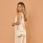 Bolsa Yasmin em couro legítimo off white Scarpan com alça transversal ajustável e bolso frontal de acesso rápido, ideal para uso casual e dia a dia feminino