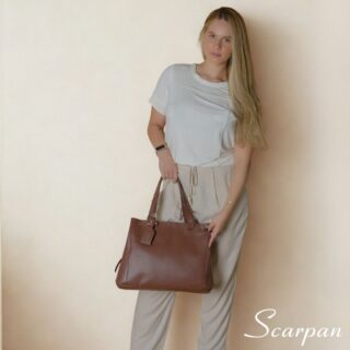 Bolsa feminina de couro legítimo marrom pinhão modelo sacola Camila elegante e versátil para o dia a dia