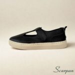 Tênis feminino em couro preto com recorte vazado estilo casual com velcro