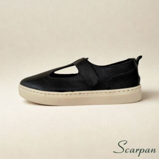 Tênis feminino em couro preto com recorte vazado estilo casual com velcro