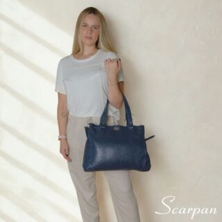 Bolsa feminina de couro legítimo azul marinho modelo sacola Camila com acabamento sofisticado