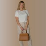 Bolsa Raika caramelo em couro legítimo feminino com design estruturado e detalhe em pesponto frontal