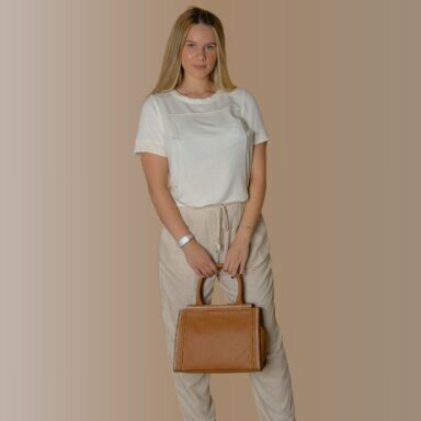 Bolsa Raika caramelo em couro legítimo feminino com design estruturado e detalhe em pesponto frontal