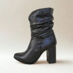 Bota feminina bico fino couro legítimo preta salto alto com cano médio detalhe franzido no cano