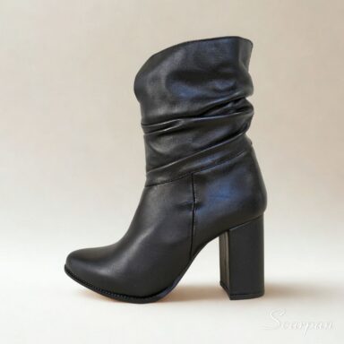 Bota feminina bico fino couro legítimo preta salto alto com cano médio detalhe franzido no cano