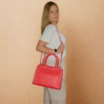 Bolsa Raika goiaba em couro legítimo com alça de mão e acabamento sofisticado