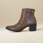 Bota feminina bico fino marrom em couro legítimo salto bloco e detalhe lateral metalizado