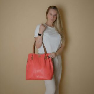 Bolsa Maia feminina goiaba em couro legítimo com alça transversal regulável
