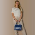 Bolsa Raika azul em couro legítimo feminino com design estruturado e detalhe em pesponto frontal