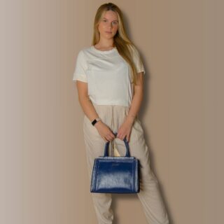 Bolsa Raika azul em couro legítimo feminino com design estruturado e detalhe em pesponto frontal