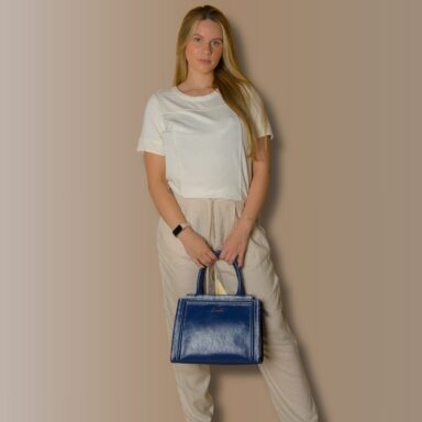 Bolsa Raika azul em couro legítimo feminino com design estruturado e detalhe em pesponto frontal