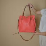 Bolsa Transversal Tote em Couro Maia - Vermelho c/ Caramelo - Imagem 3