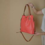 Bolsa Transversal Tote em Couro Maia - Vermelho c/ Caramelo - Imagem 2