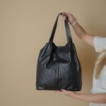 Bolsa Transversal Tote em Couro Maia - Preta - Imagem 4