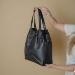 Bolsa Transversal Tote em Couro Maia - Preta - Imagem 3