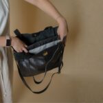 Bolsa Transversal Tote em Couro Maia - Preta - Imagem 5