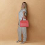 Bolsa Feminina Transversal de Couro Raika  - Vermelha Goiaba - Imagem 4