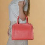 Bolsa Feminina Transversal de Couro Raika  - Vermelha Goiaba - Imagem 3