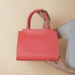 Bolsa Feminina Transversal de Couro Raika  - Vermelha Goiaba - Imagem 6