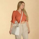 Bolsa Feminina Transversal de Couro Raika  - Off - Imagem 4