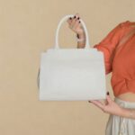 Bolsa Feminina Transversal de Couro Raika  - Off - Imagem 5